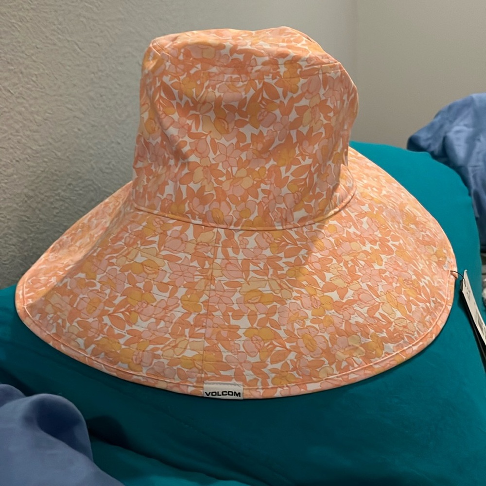 Floral Bucket Hat in Peach and White Feeling shady ! Volcom wide brim hat - Picture 2 of 11